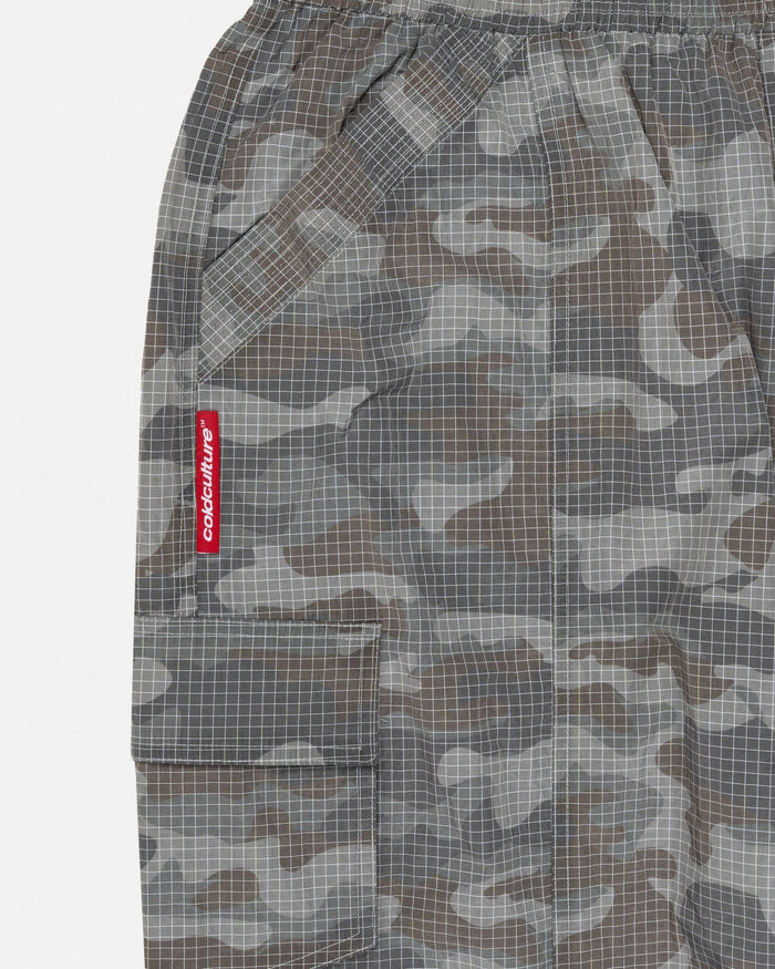 RESERVED CARGO PANTS CAMO - grey camo cargo pants, detail close-up - Cold Culture